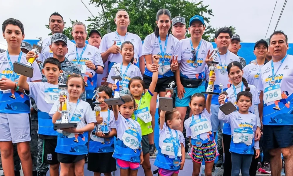 Corredores participan en Jalisco Corre por la Paz en Guadalajara