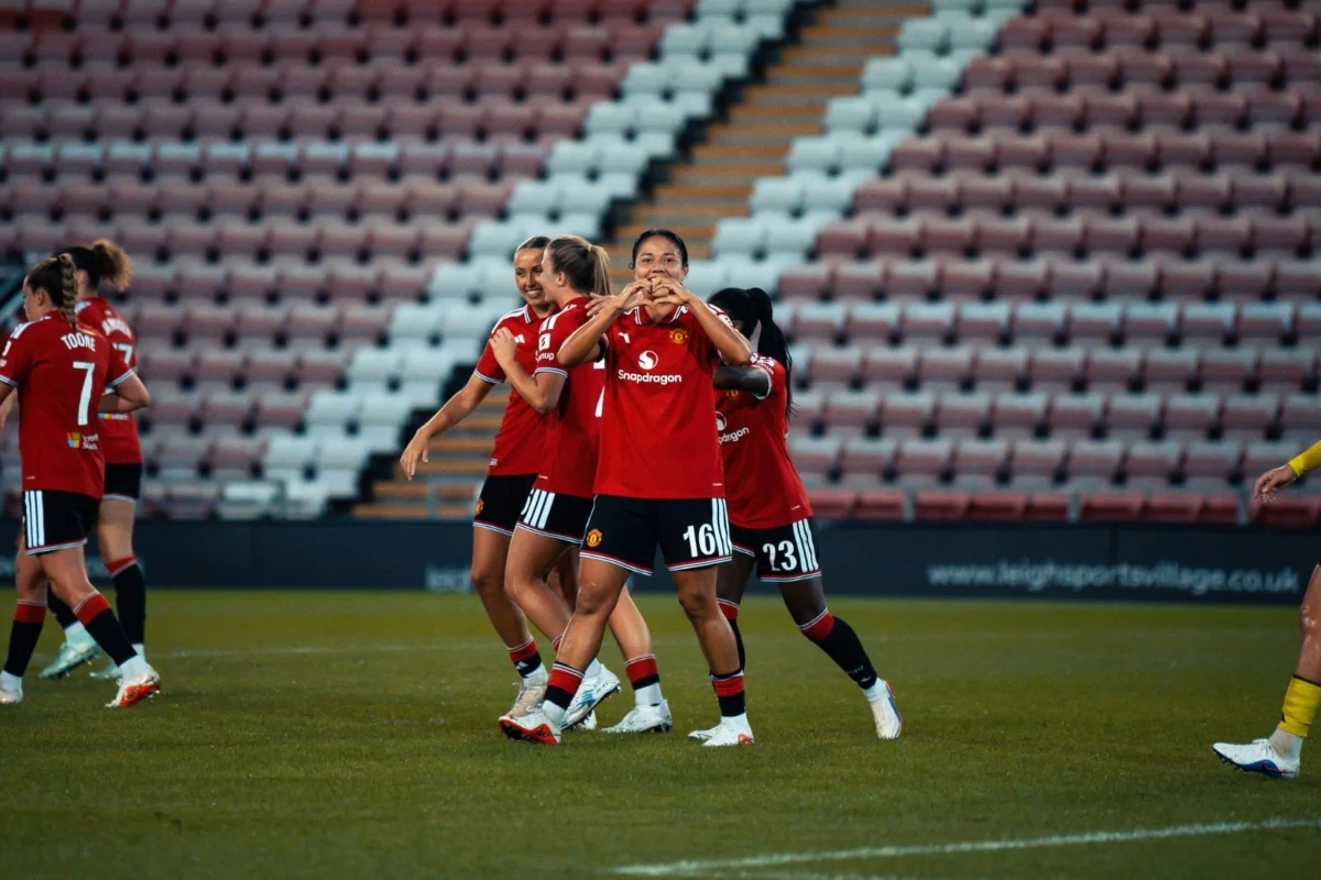 Rebeca Bernal celebra uno de sus goles con Manchester United ante Sheffield United.