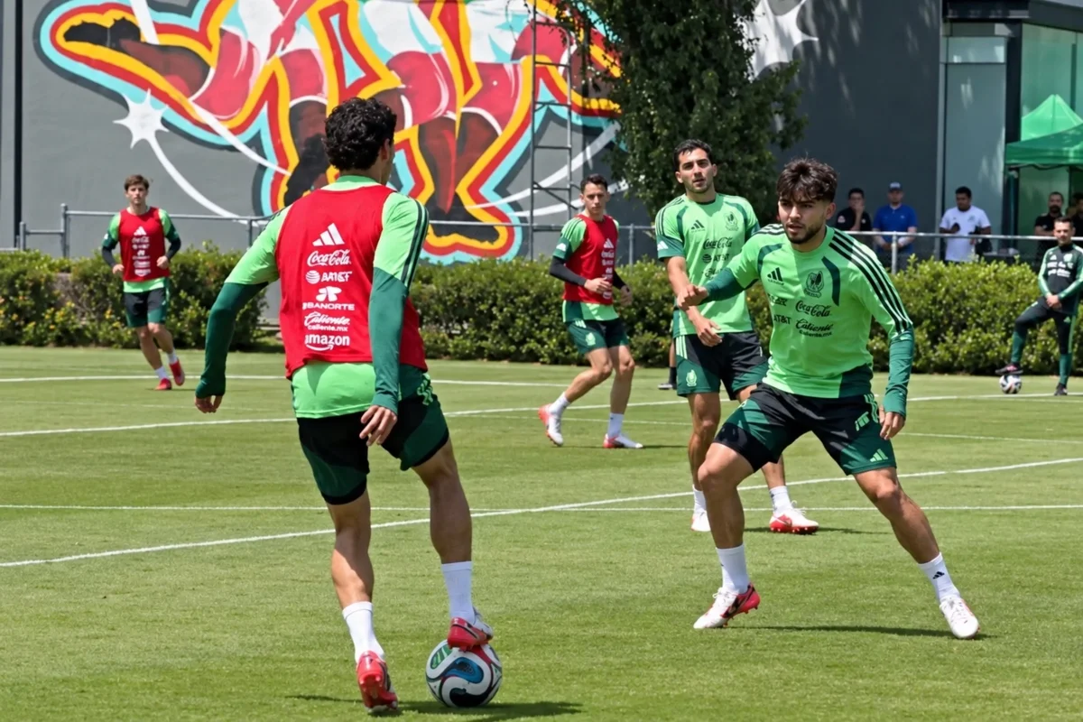Rafael Márquez dirige entrenamiento de la Selección Mexicana en el Centro de Alto Rendimiento.