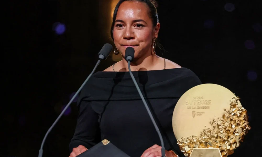Charlyn Corral, futbolista mexicana del Pachuca, recibe el Trofeo Gerd Müller femenino 2026.