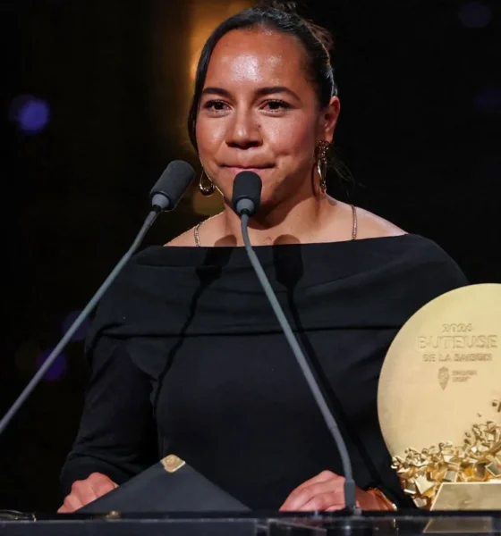 Charlyn Corral, futbolista mexicana del Pachuca, recibe el Trofeo Gerd Müller femenino 2026.