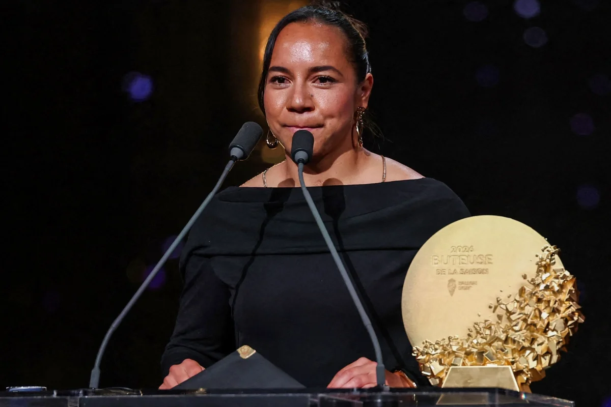 Charlyn Corral, futbolista mexicana del Pachuca, recibe el Trofeo Gerd Müller femenino 2026.